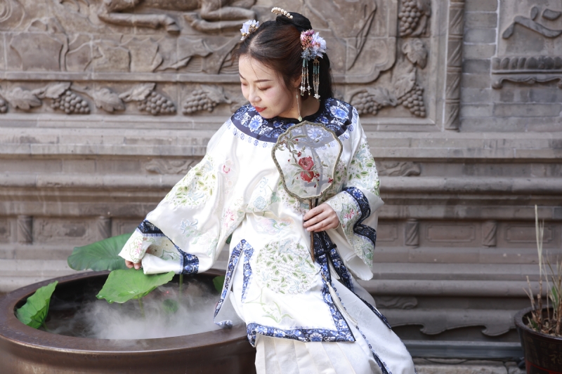 认真的雪的第一张照片--邯郸相亲服务中心